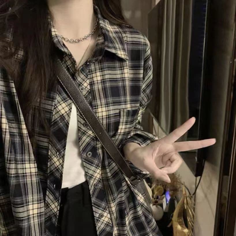 ネイビーコーデ ゆったりチェック柄シャツ