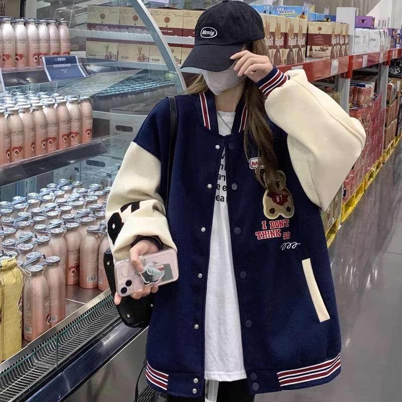 ネイビーコーデ もこもこクマ スタジャン