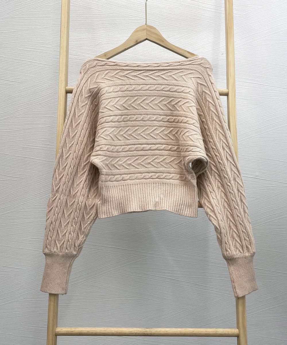 ネイビーコーデ ケーブル編みドルマンスリーブトップス