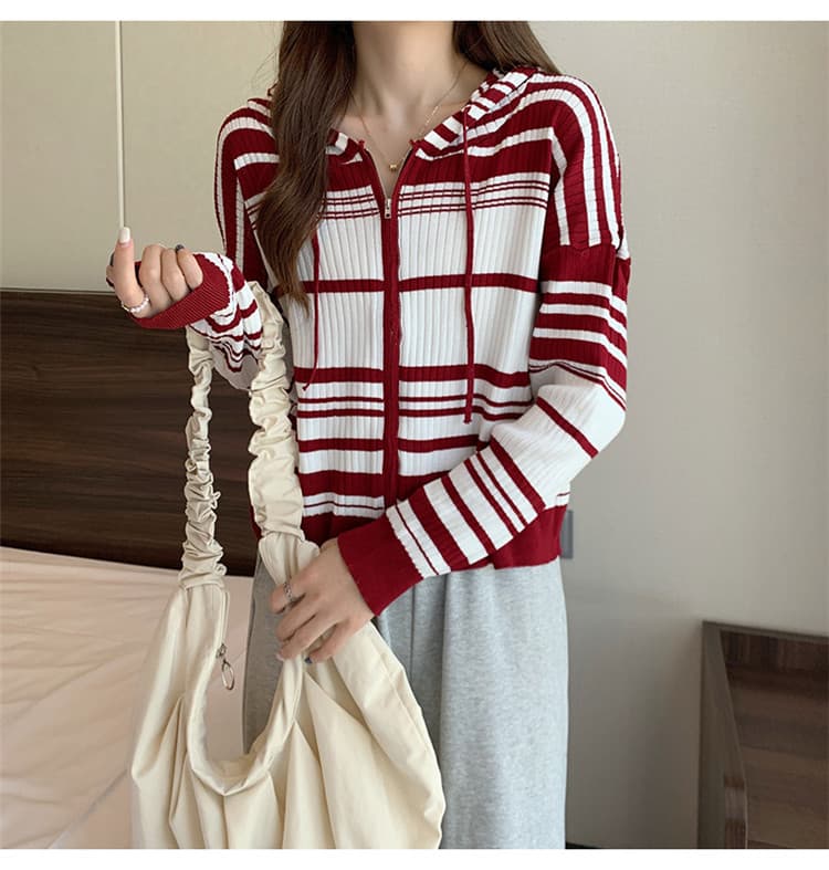 ネイビーコーデ 女性らしい縞模様フード付きニットカーディガントップス