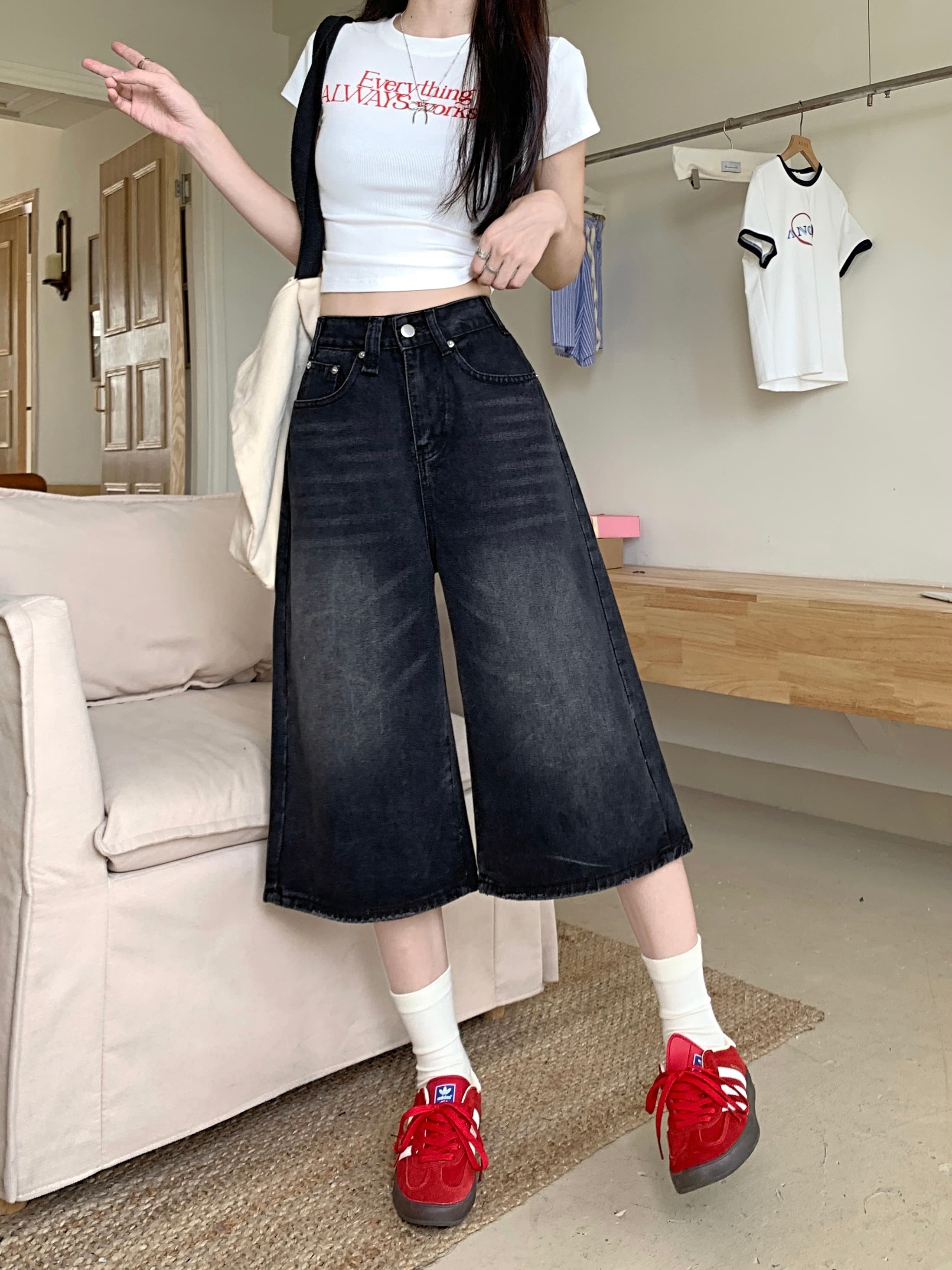 ネイビーコーデ ワイドデニムクロップドパンツ