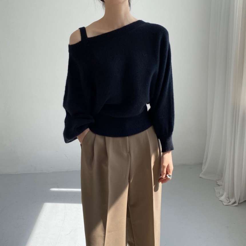 ネイビーコーデ アシンメトリー肩出し風船袖ニット