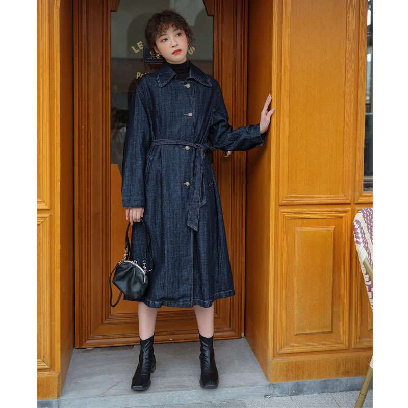 ネイビーコーデ すっきりシルエット デニム ロングコート