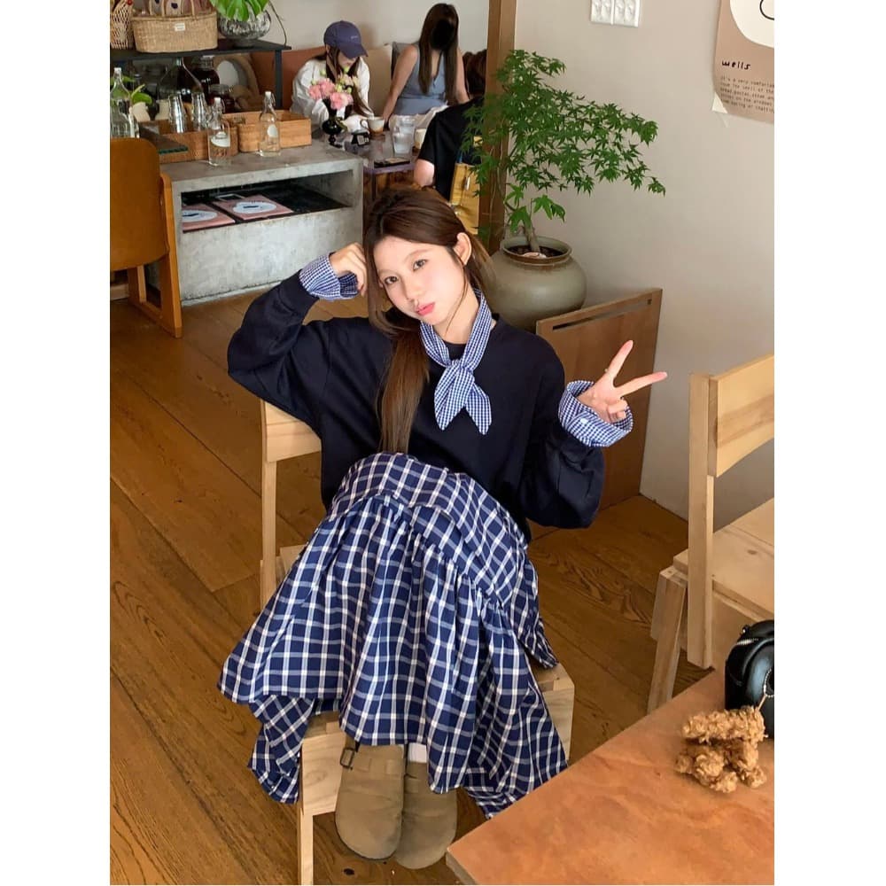ネイビーコーデ 格子柄ティアードフレアスカート