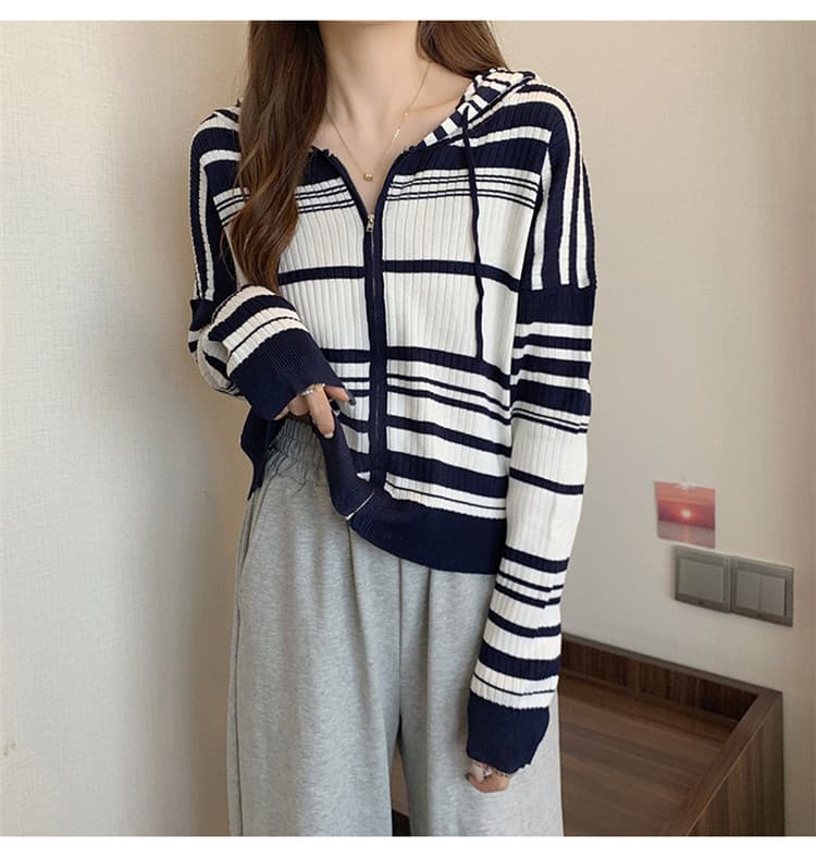 ネイビーコーデ 女性らしい縞模様フード付きニットカーディガントップス