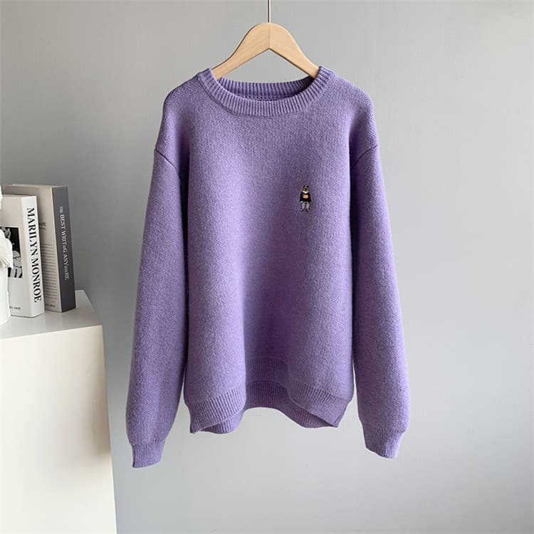 ネイビーコーデ 可愛い刺繍入りゆったり長袖ニットセータートップス