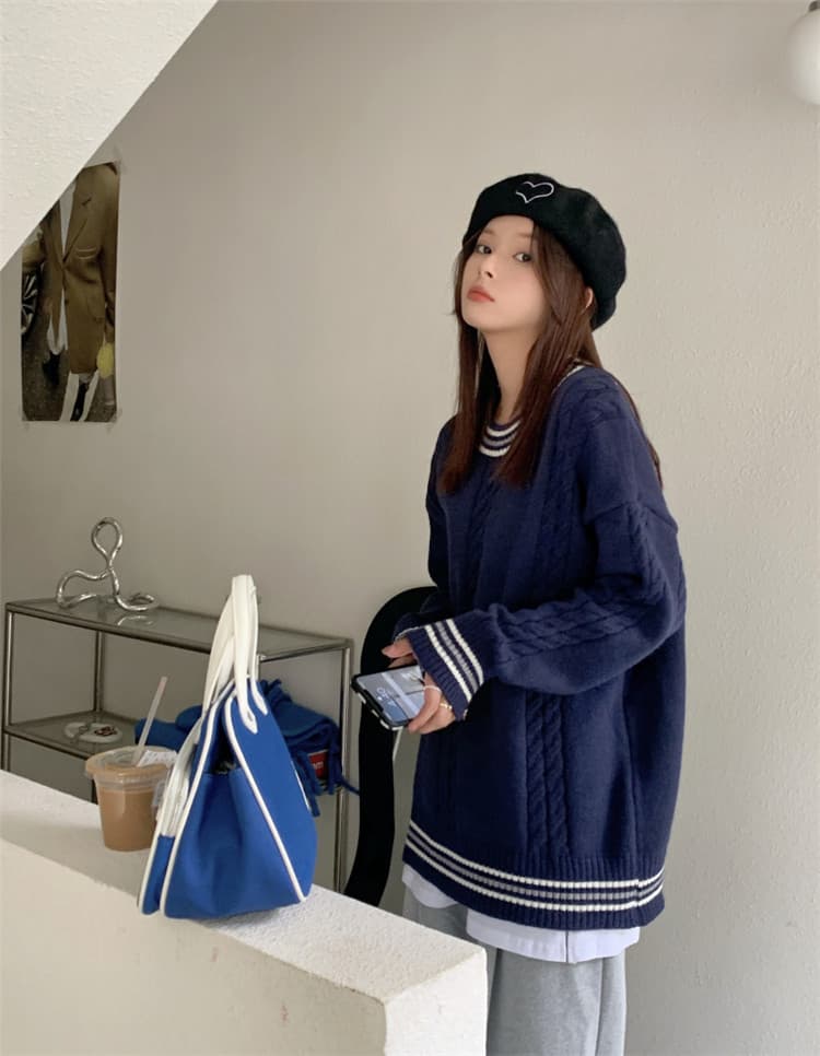 ネイビーコーデ 秋冬ケーブル編みゆったりニットセータートップス