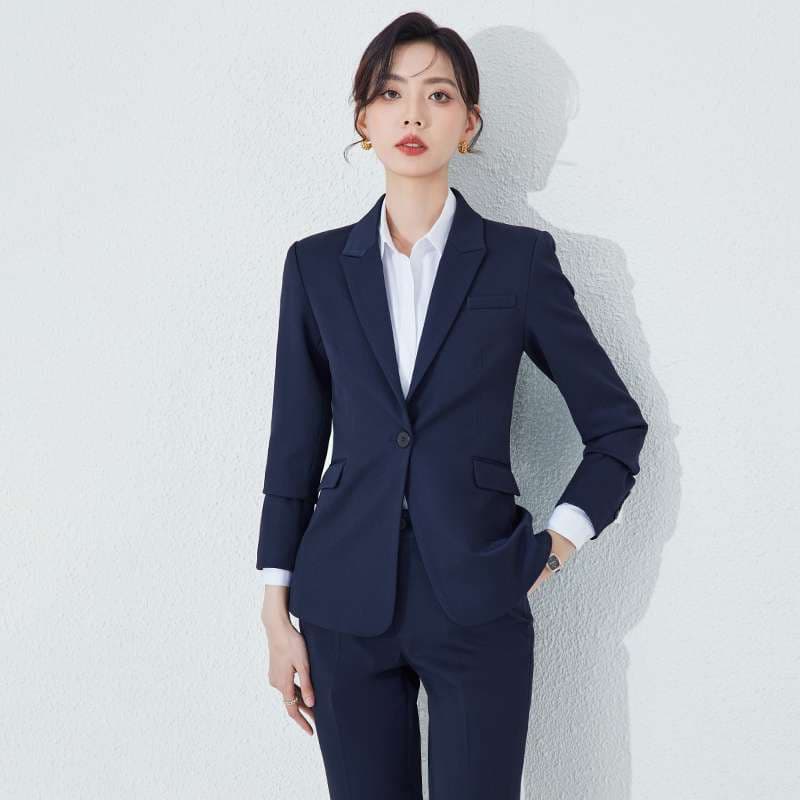 ネイビーコーデ 上質シルエット スタイリッシュパンツスーツ