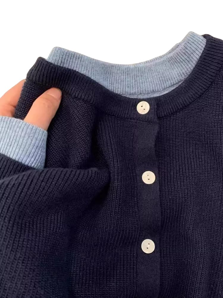 ネイビーコーデ 上品リブ編み釦付き長袖ニット