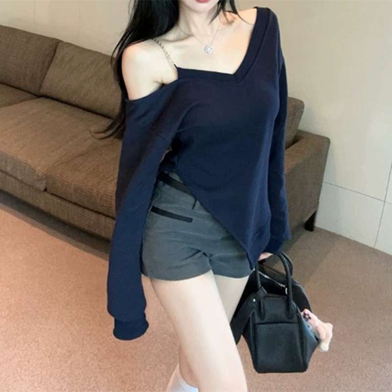 ネイビーコーデ 大胆な肌見せで魅せる、ネイビーチェーンオフショルトップス
