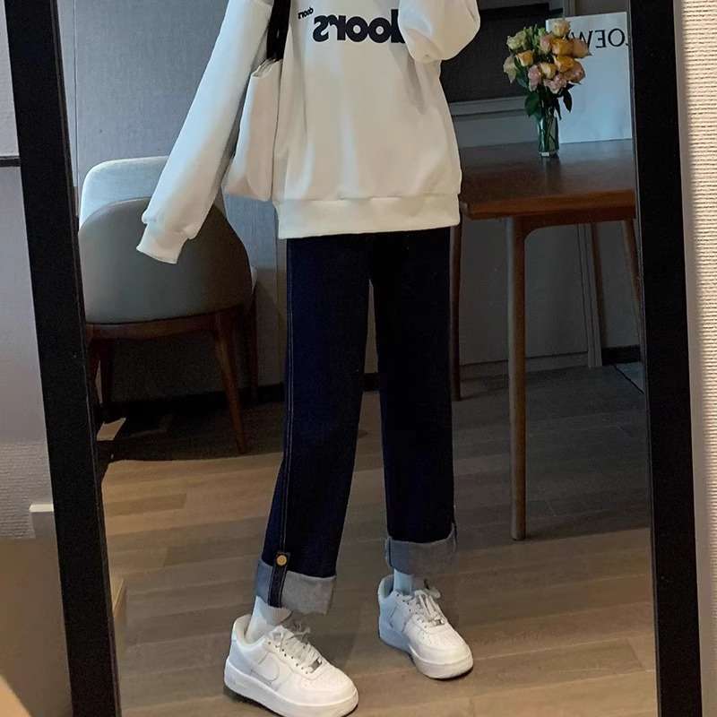 ネイビーコーデ 裾折り返しストレートデニム