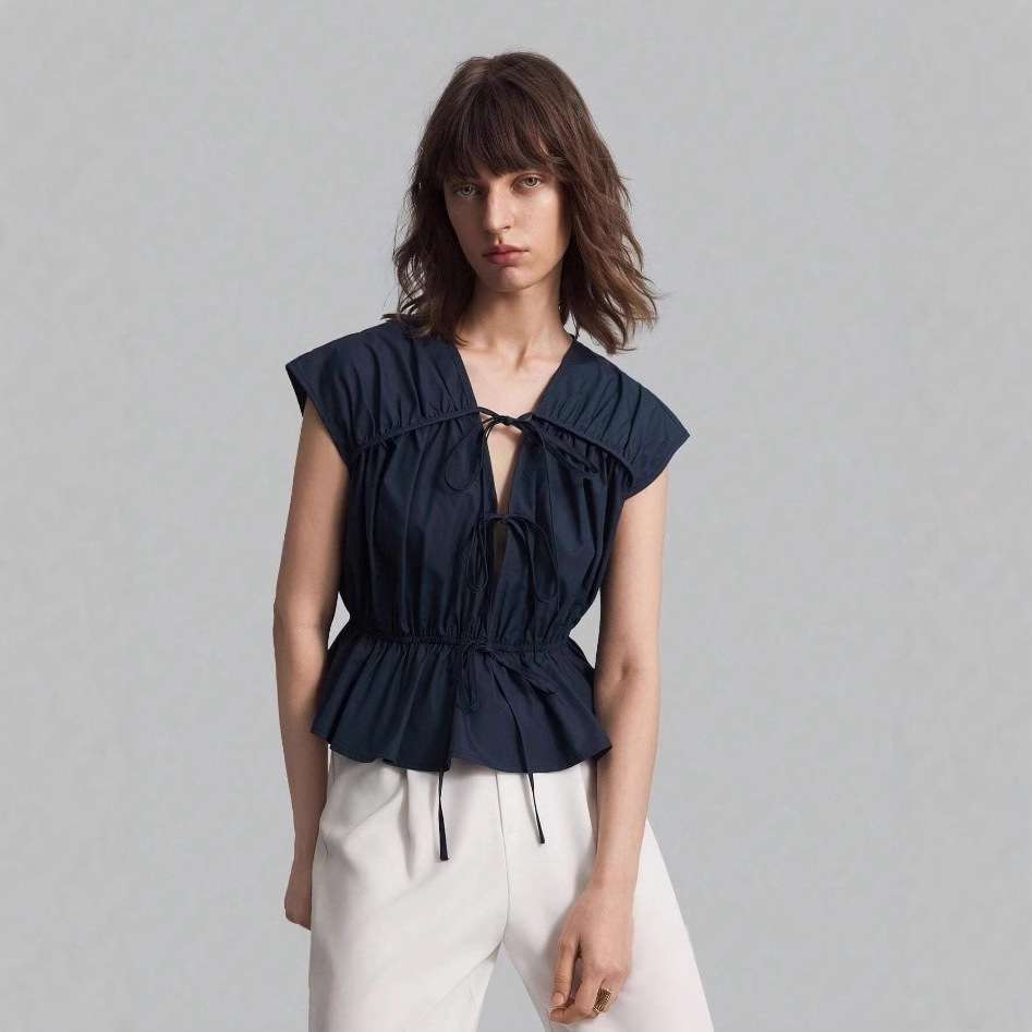 ネイビーコーデ フリルギャザーリボン結びブラウス