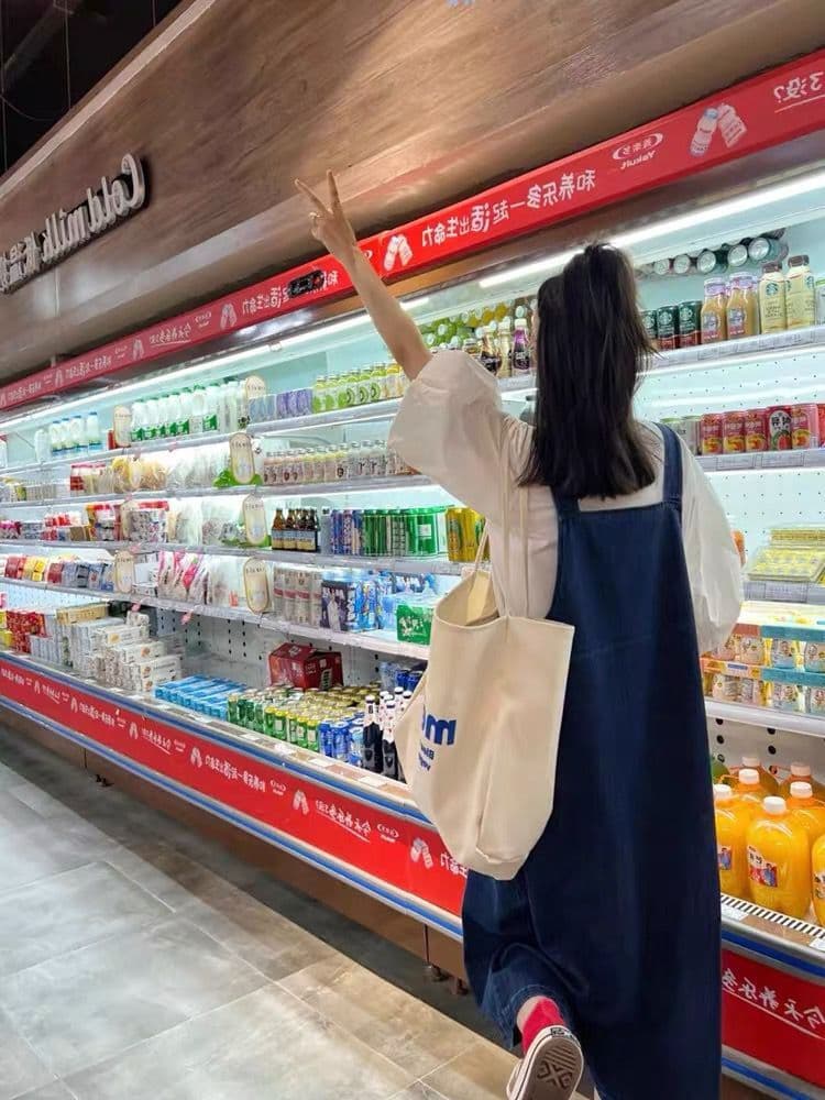 ネイビーコーデ 大人可愛いゆったりサロペット