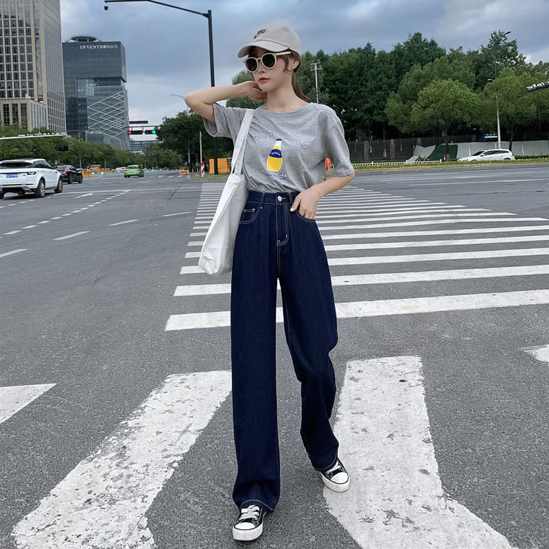 ネイビーコーデ ゆったりストレートデニムパンツ