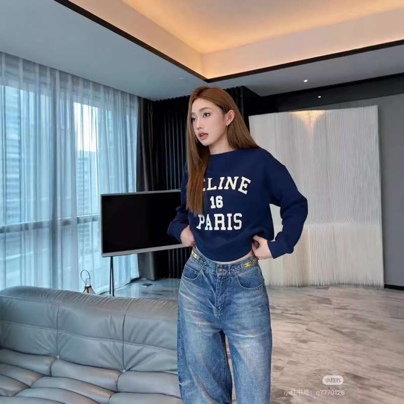 ネイビーコーデ パリモチーフ ルーズトレーナー