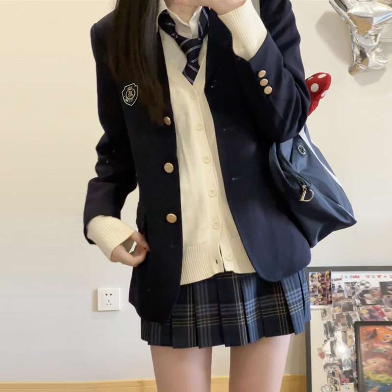 ネイビーコーデ テーマパークで視線を独り占め！特別な一日を彩る制服コス紺ブレ