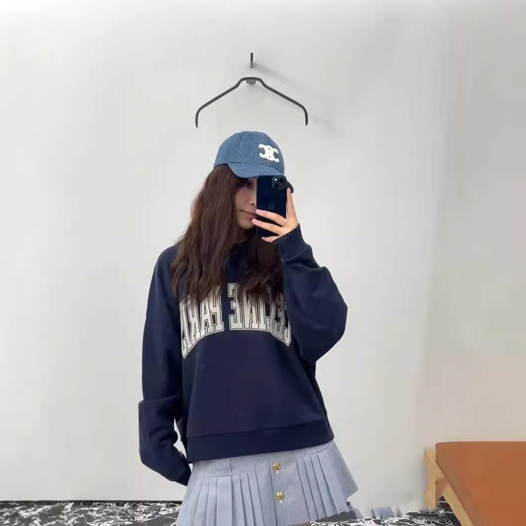 ネイビーコーデ アーチロゴトレーナー