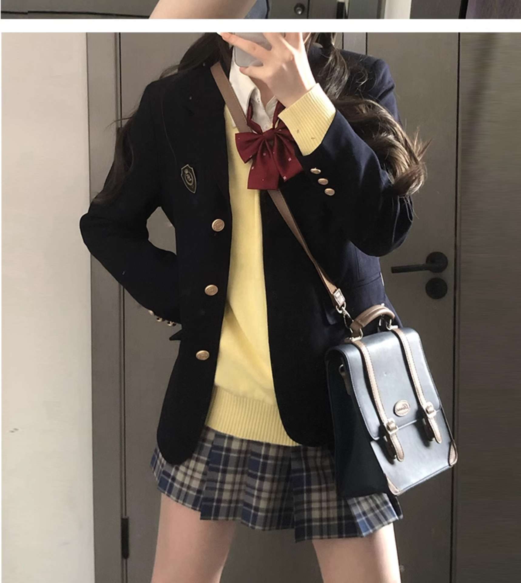 ネイビーコーデ テーマパークで視線を独り占め！特別な一日を彩る制服コス紺ブレ