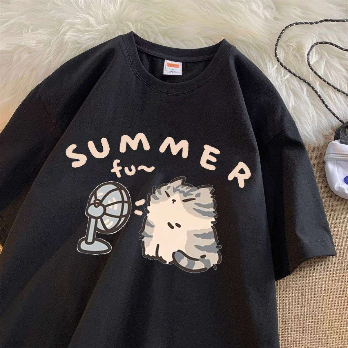 ネイビーコーデ ねこさんと扇風機の涼やかTシャツ