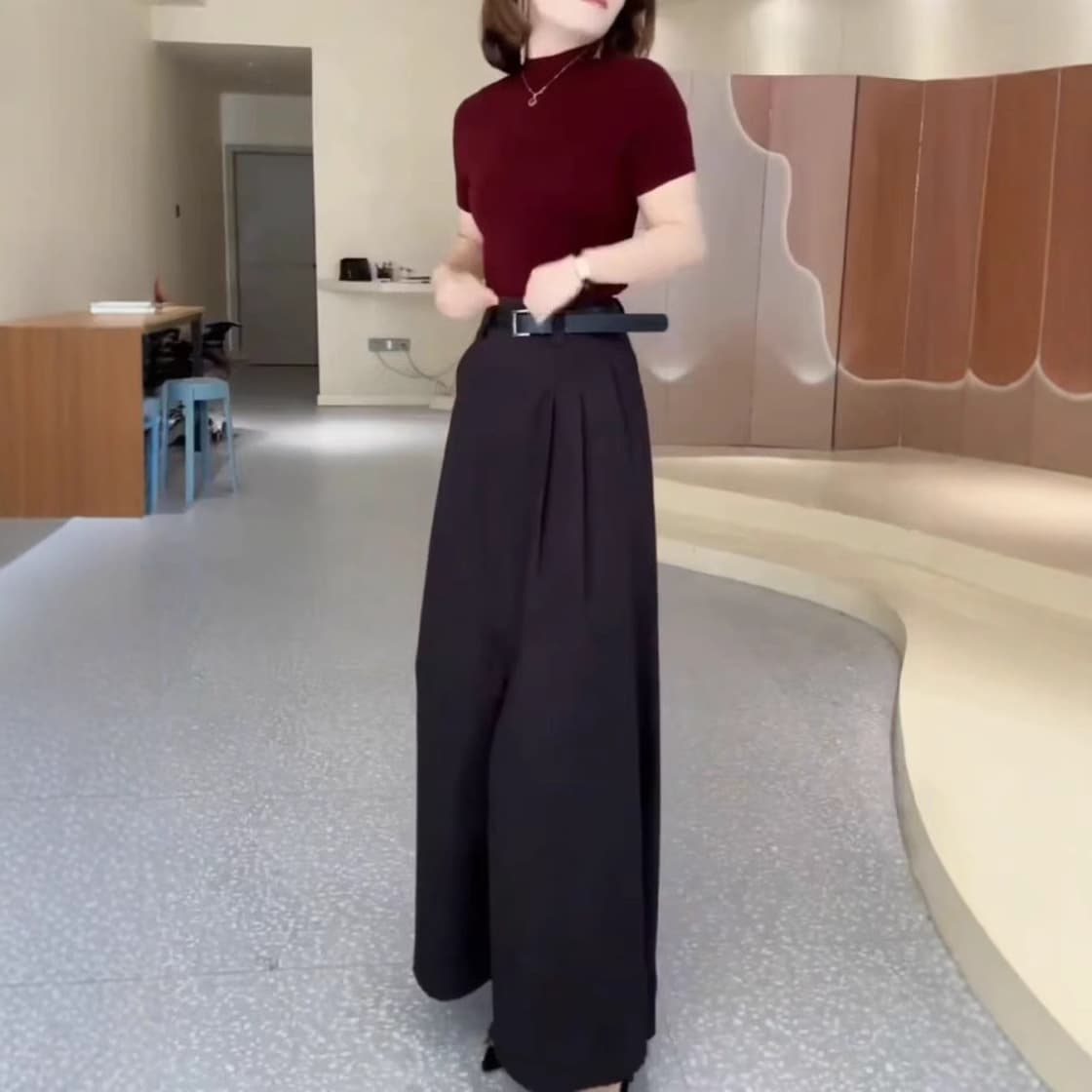 ネイビーコーデ ハイネックトップス＆ロングワイドパンツ