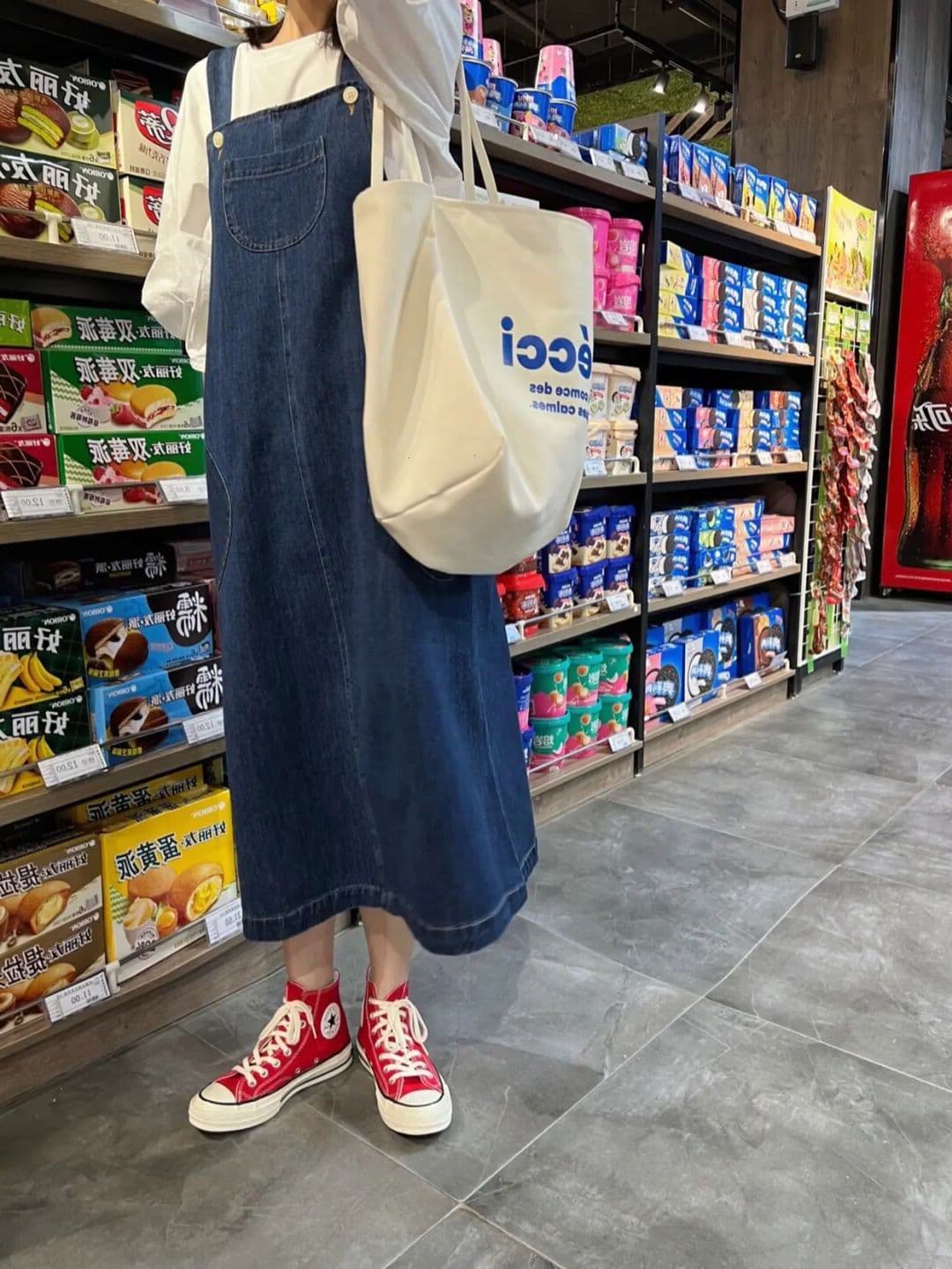 ネイビーコーデ 大人可愛いゆったりサロペット