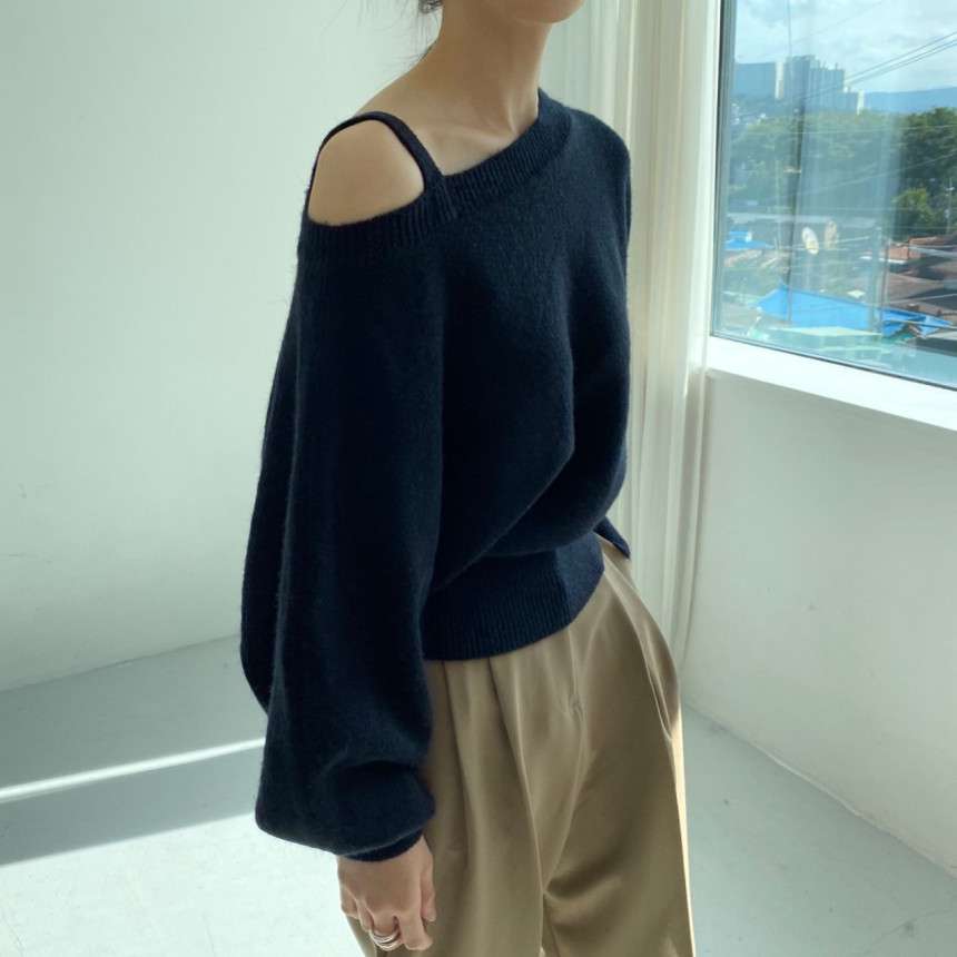 ネイビーコーデ アシンメトリー肩出し風船袖ニット