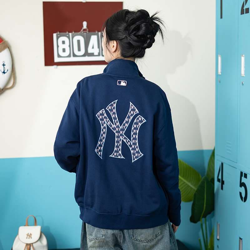 ネイビーコーデ スポーツチーム刺繍ジャンパー