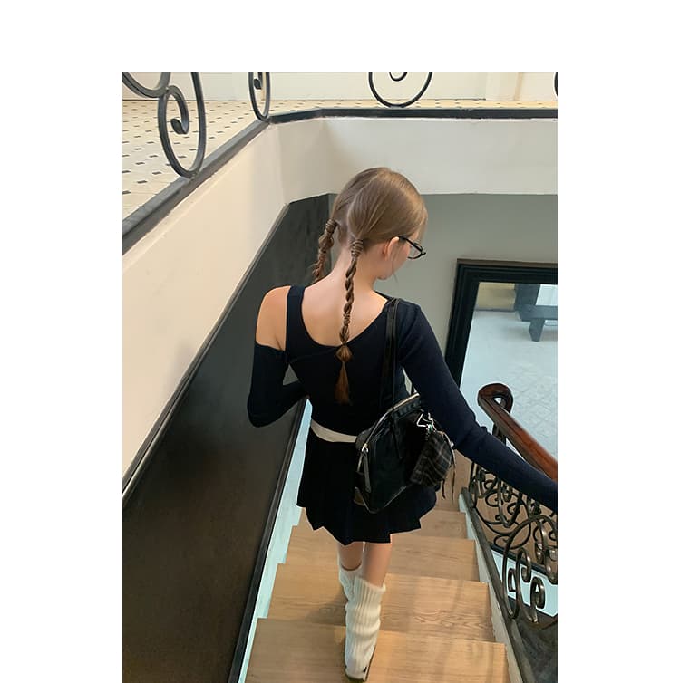 ネイビーコーデで叶える上品ガーリーなオフショルスタイル