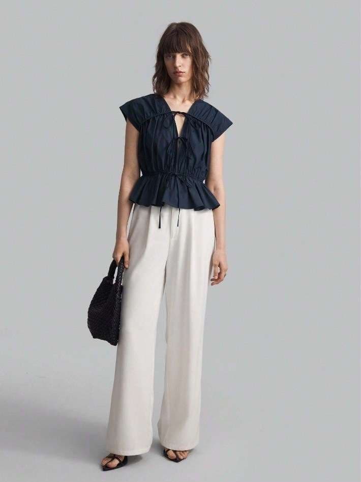 ネイビーコーデ フリルギャザーリボン結びブラウス