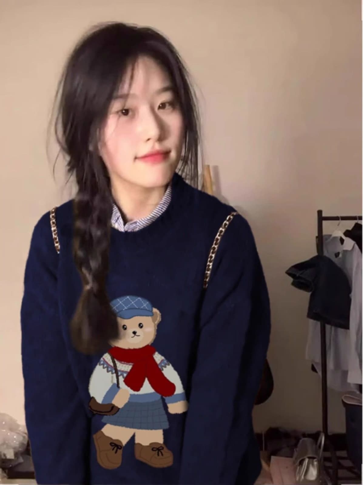 ネイビーコーデ くまさん刺繍入りあったかニット