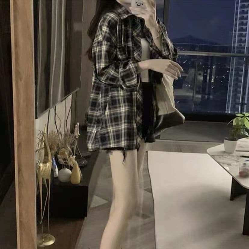 ネイビーコーデ ゆったりチェック柄シャツ