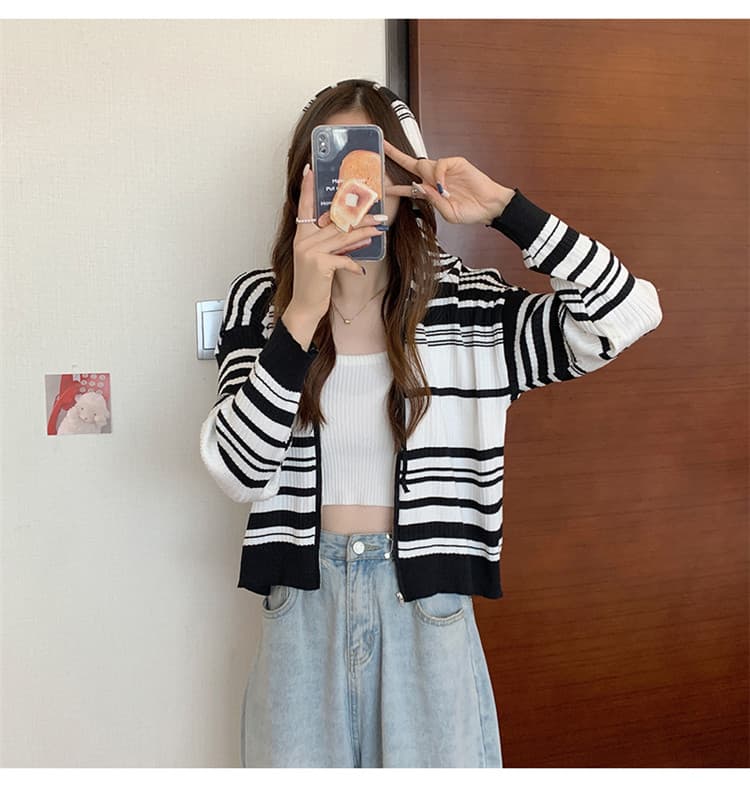 ネイビーコーデ 女性らしい縞模様フード付きニットカーディガントップス