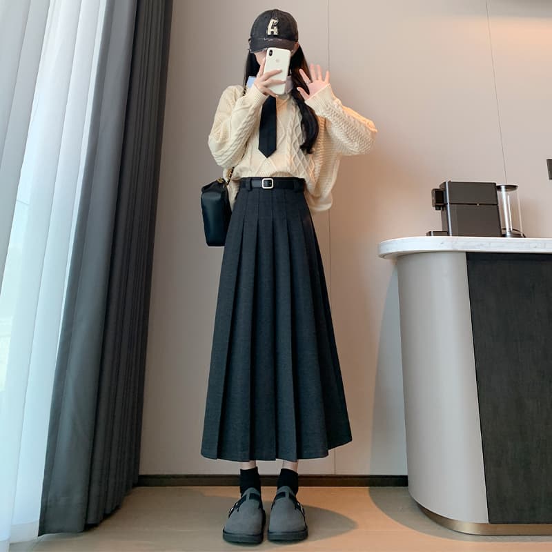 ネイビーコーデ プリーツロング丈スカート