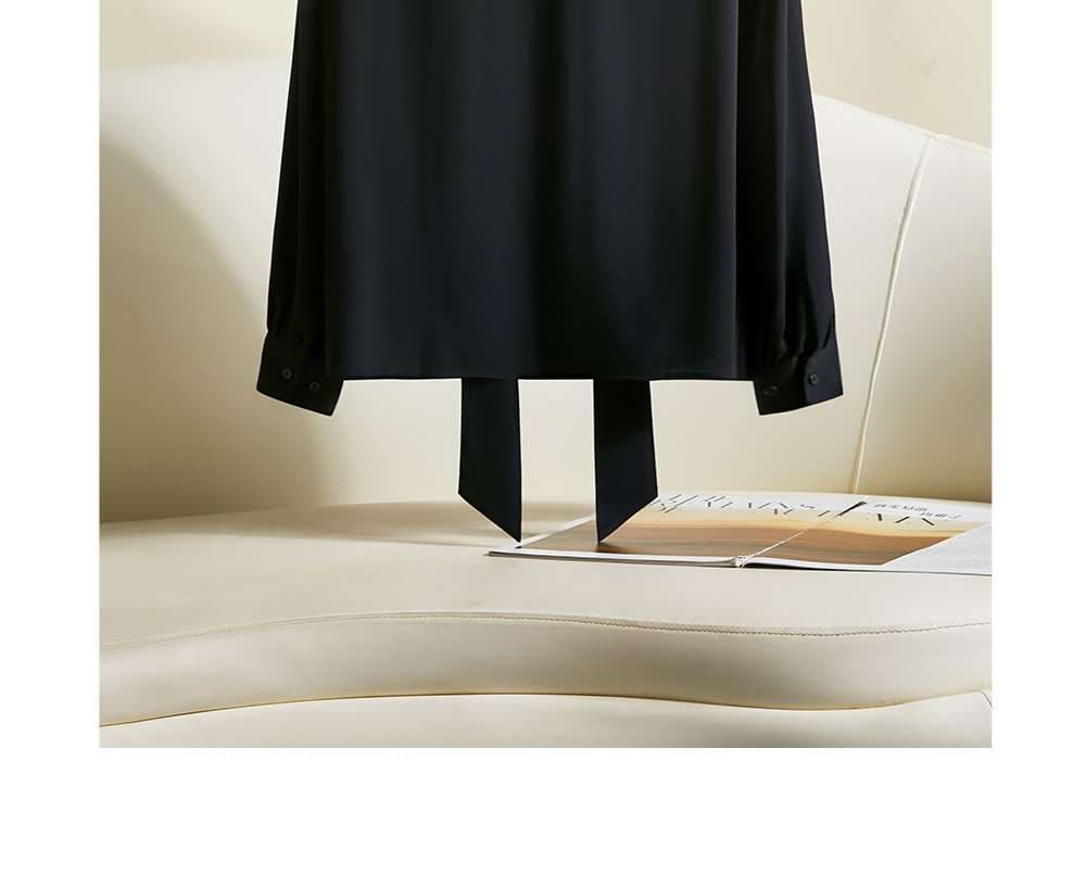 ネイビーコーデ 優雅な襟元タイ付きブラウス