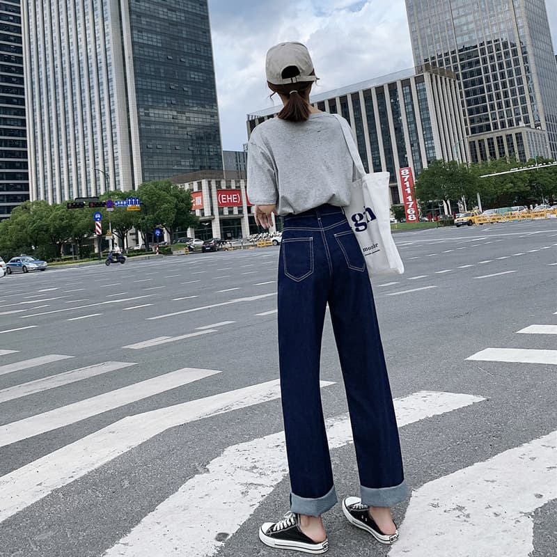 ネイビーコーデ ゆったりストレートデニムパンツ