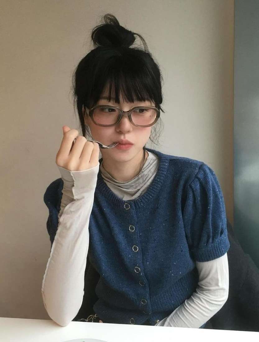 ネイビーコーデ パフスリーブ飾りリボン付きベスト組み合わせシャツ