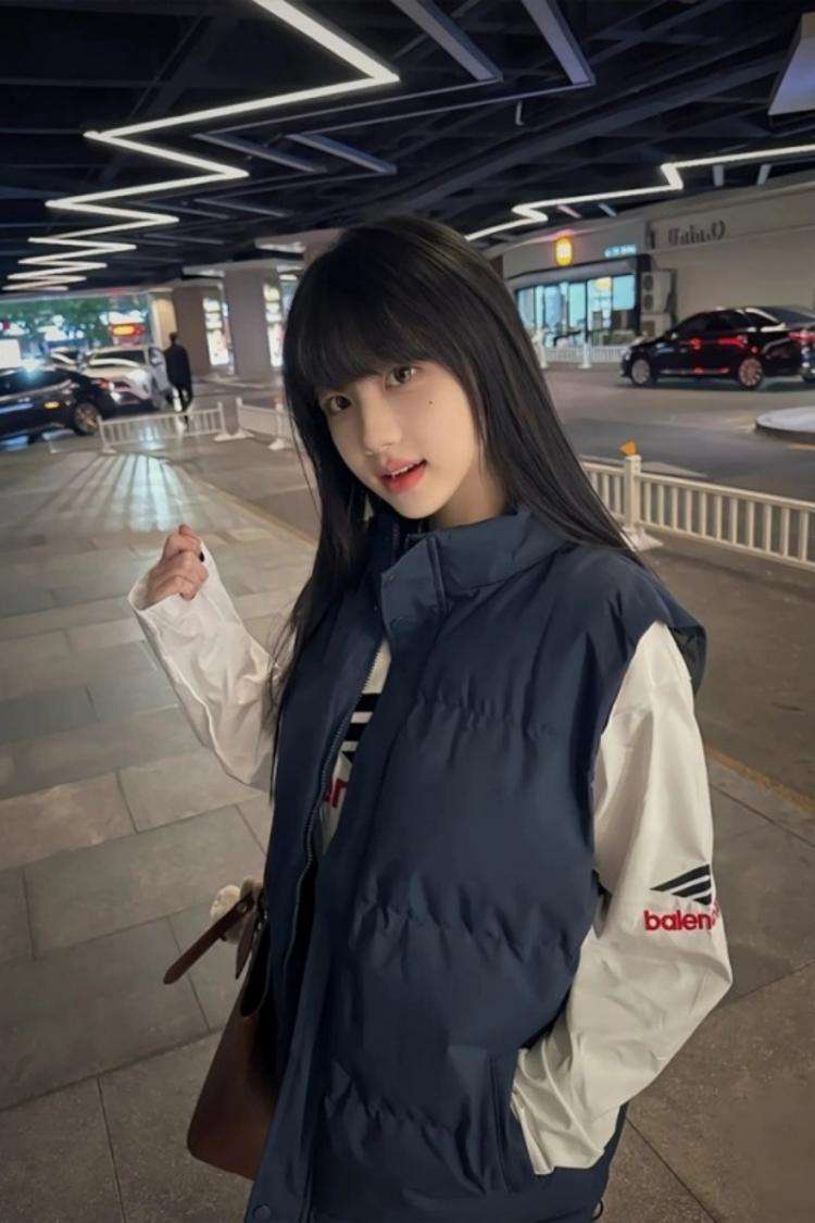 ネイビーコーデ 軽やかでおしゃれ！ネイビーカラーダウンジレ