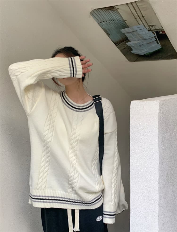 ネイビーコーデ 秋冬ケーブル編みゆったりニットセータートップス