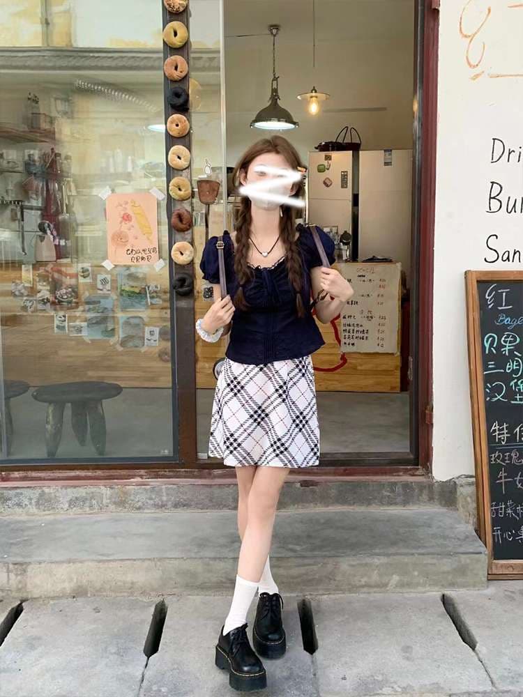 ネイビーコーデ フリル付きリボンブラウス