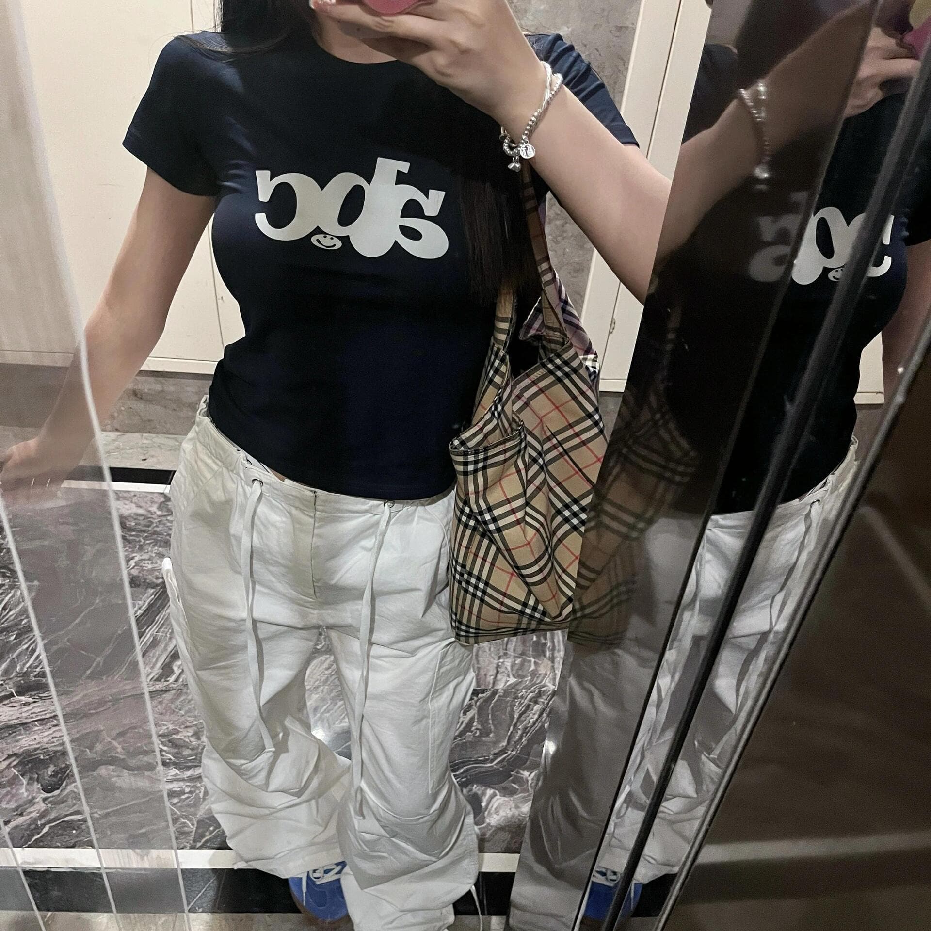 ネイビーコーデ 着るだけで、ちょっとカッコいい。ネイビーロゴTシャツ
