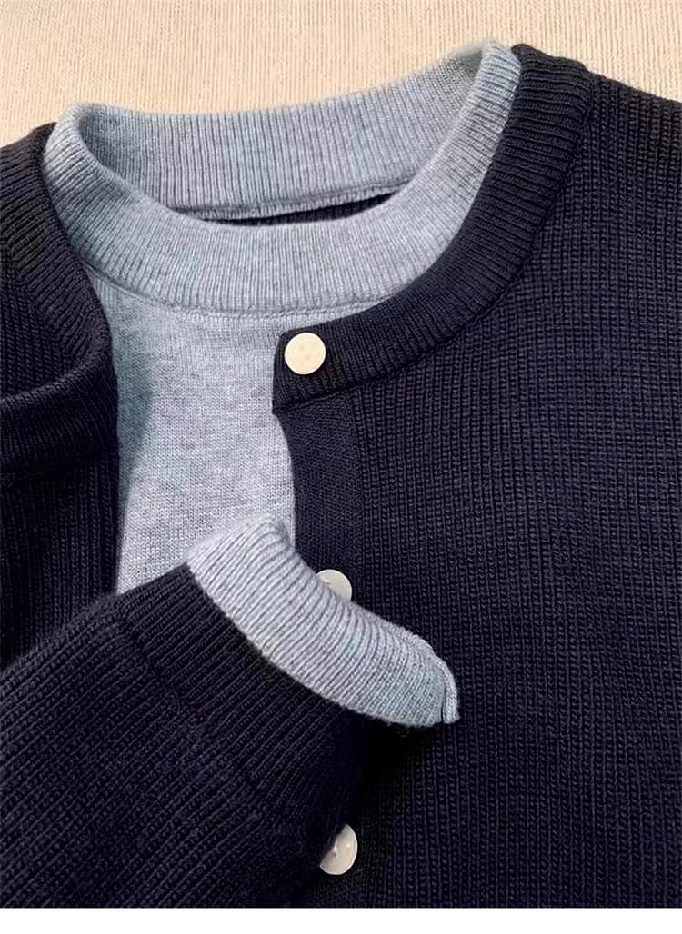ネイビーコーデ 上品リブ編み釦付き長袖ニット