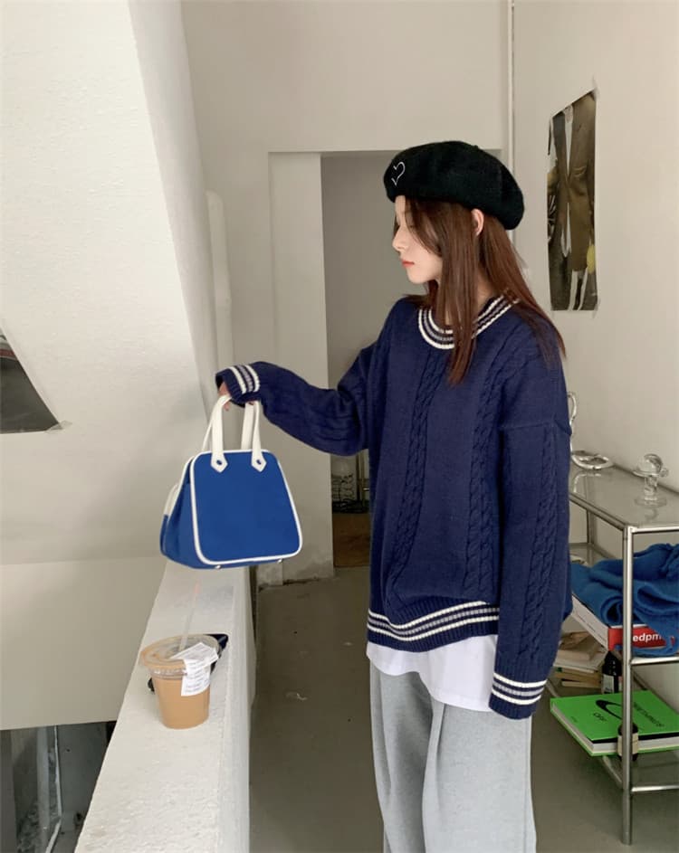 ネイビーコーデ 秋冬ケーブル編みゆったりニットセータートップス