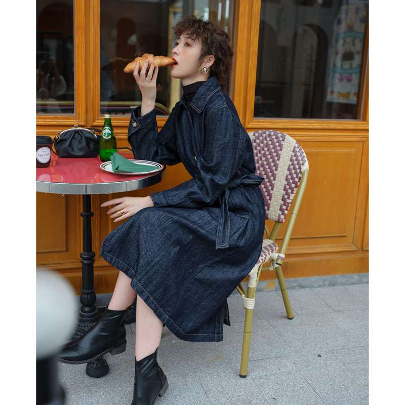 ネイビーコーデ すっきりシルエット デニム ロングコート