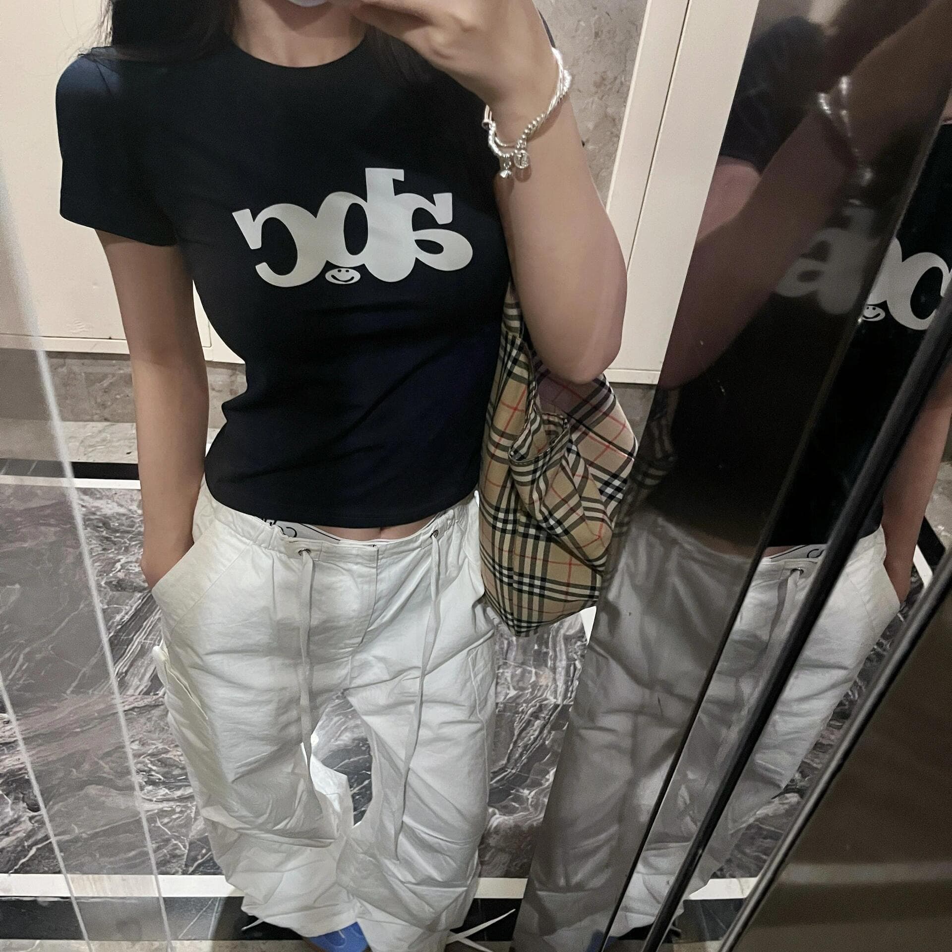 ネイビーコーデ 着るだけで、ちょっとカッコいい。ネイビーロゴTシャツ