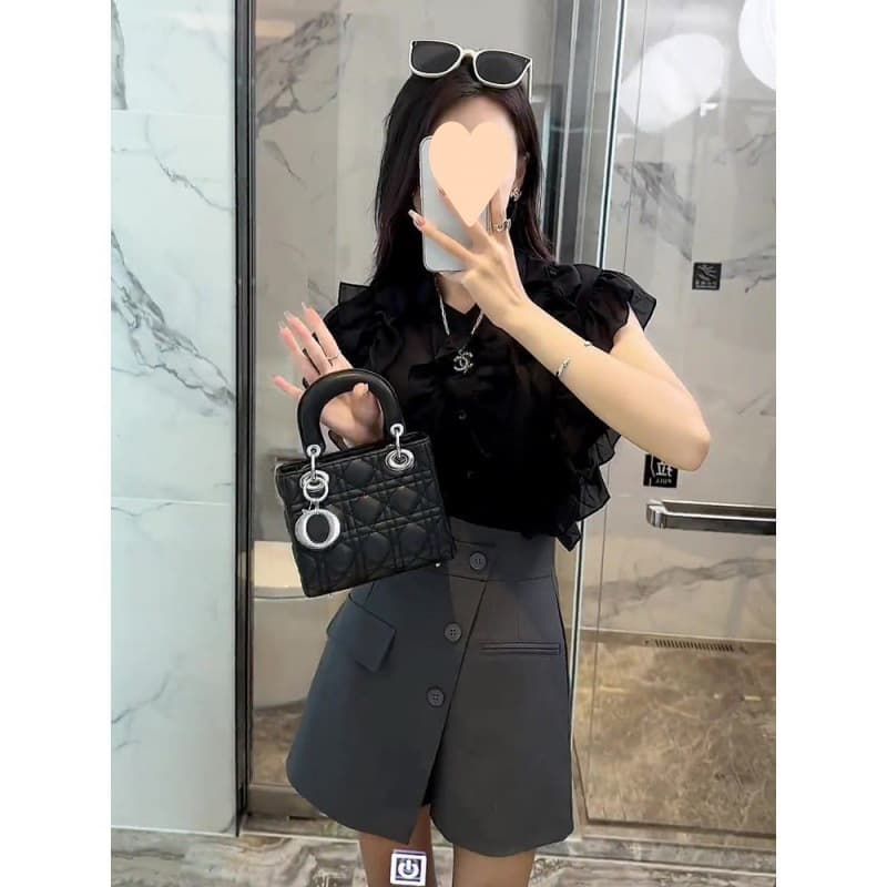 ネイビーコーデ フリル袖ブラウス×ボタンスカート
