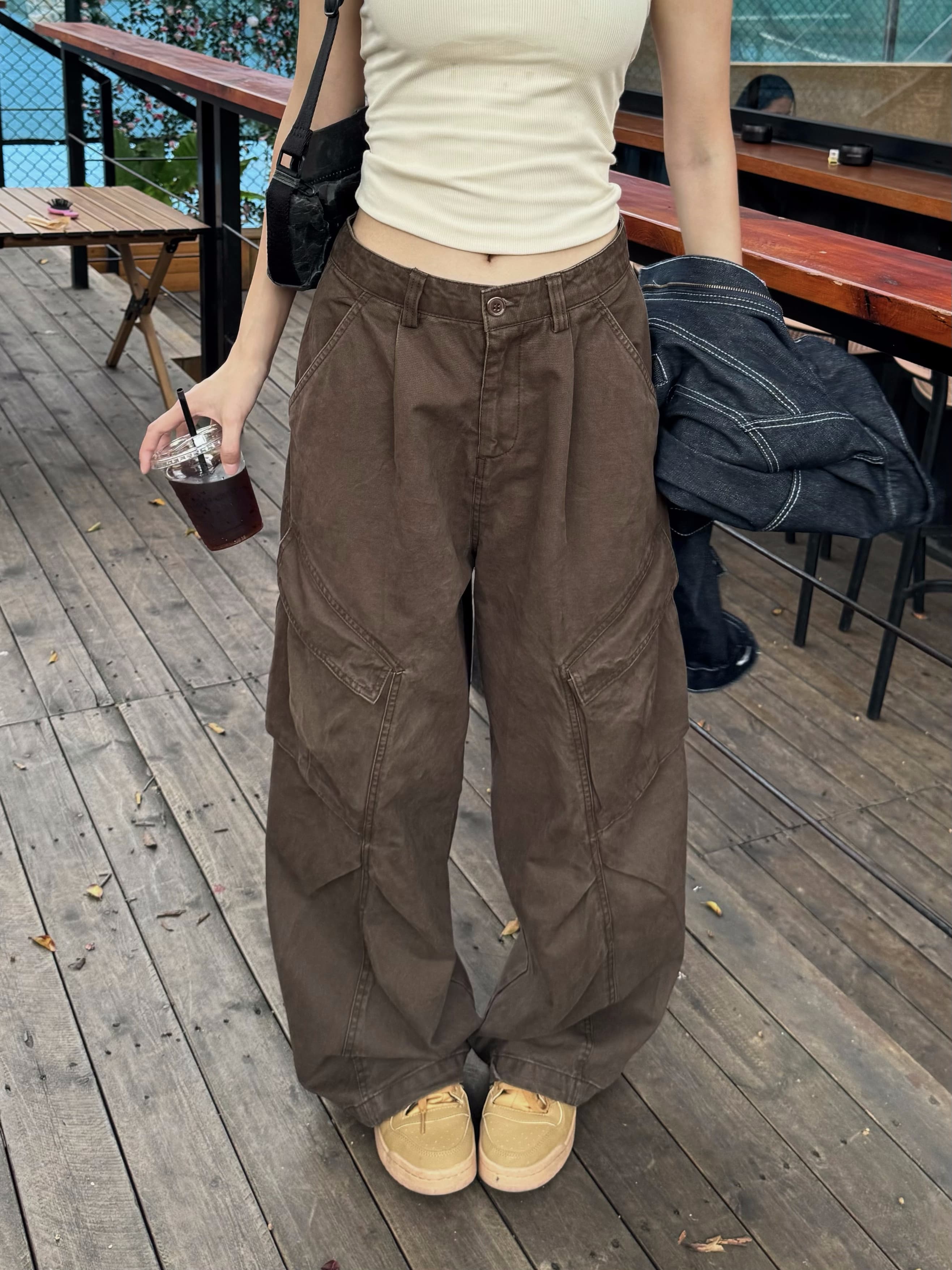ネイビーコーデ ゆったりワイドカーゴパンツ