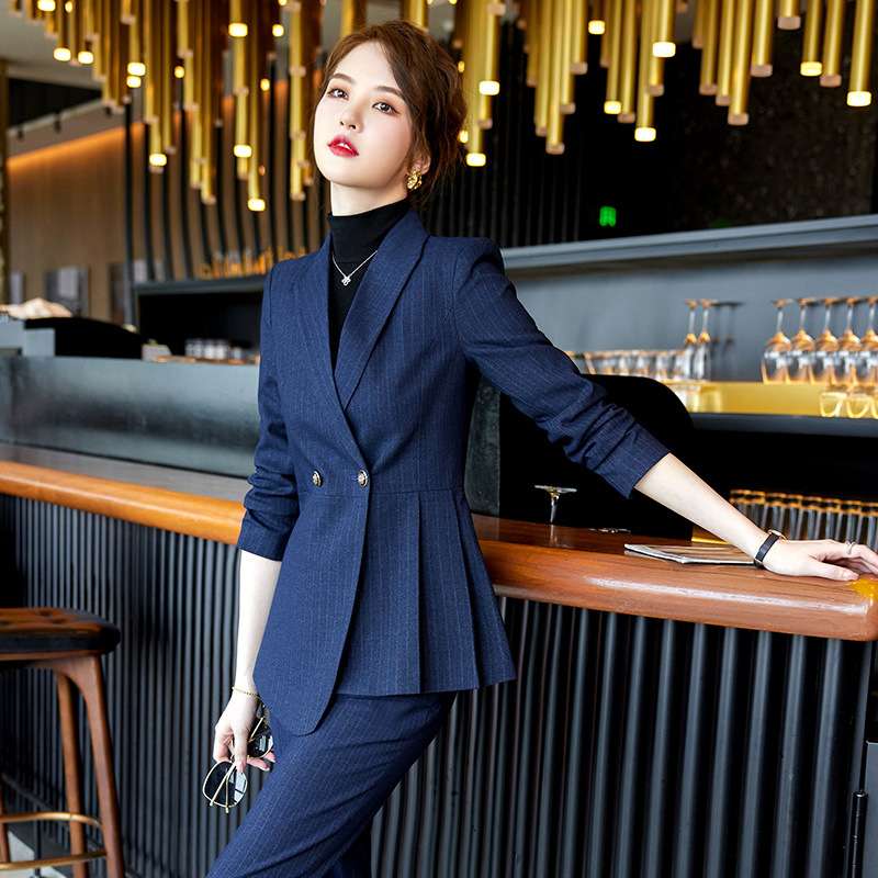 ネイビーコーデ 艶やかレディースベーシックセットアップ