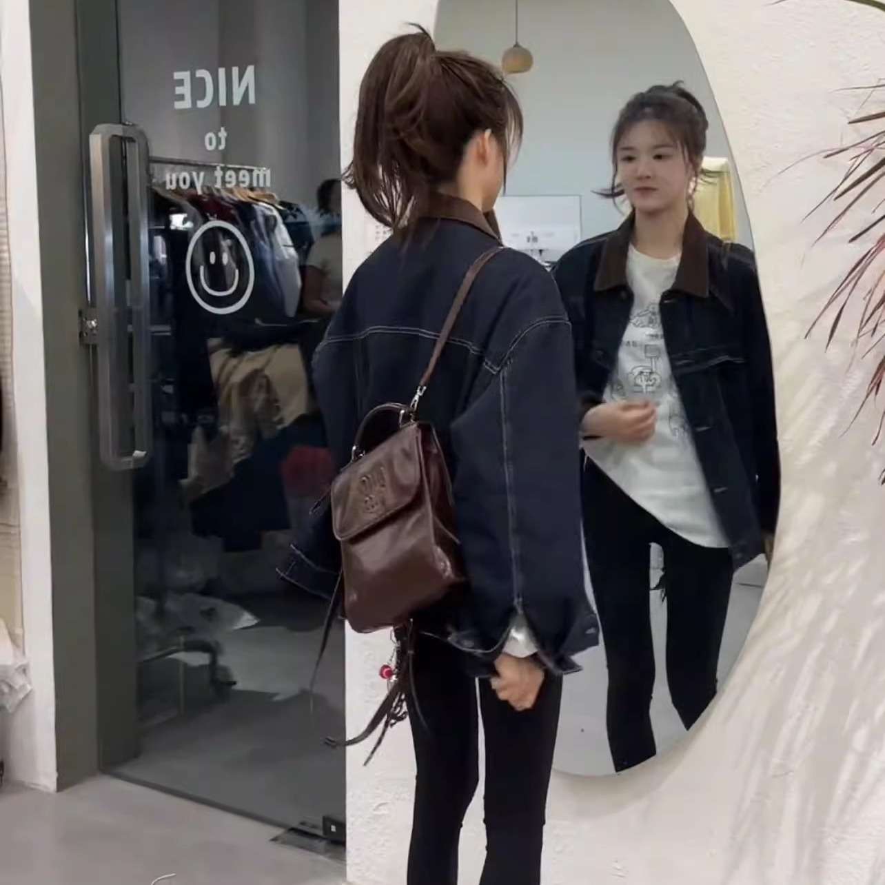 ネイビーコーデ コーデュロイ襟 カジュアルもおしゃれに格上げ、デニムジャケット