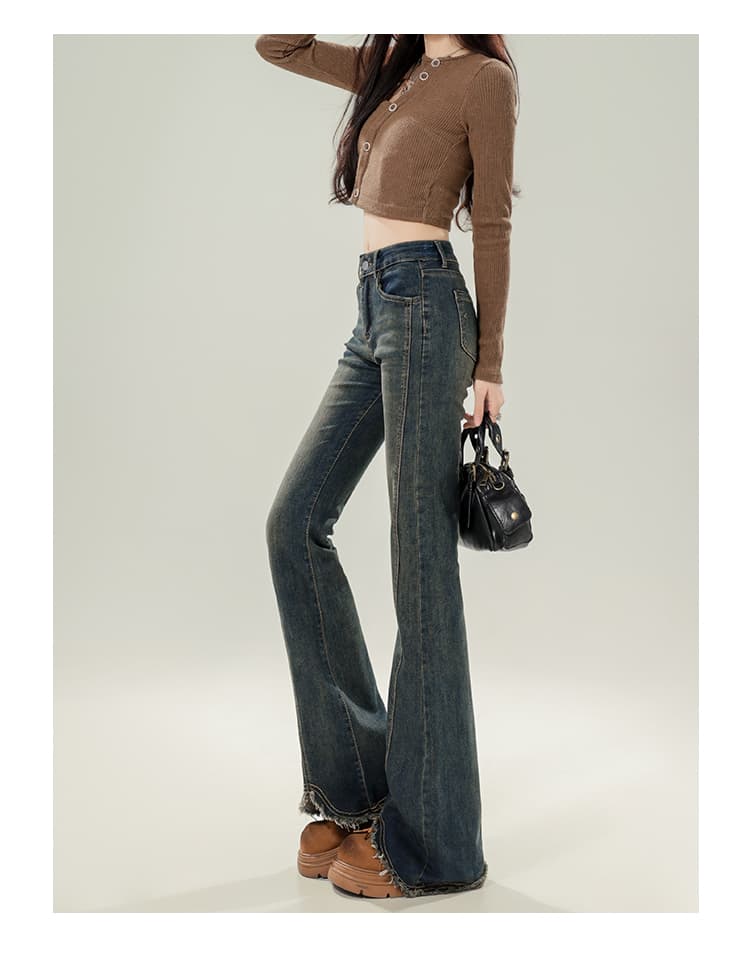 ネイビーコーデ 洗いざらしスリムフレア美脚デニム