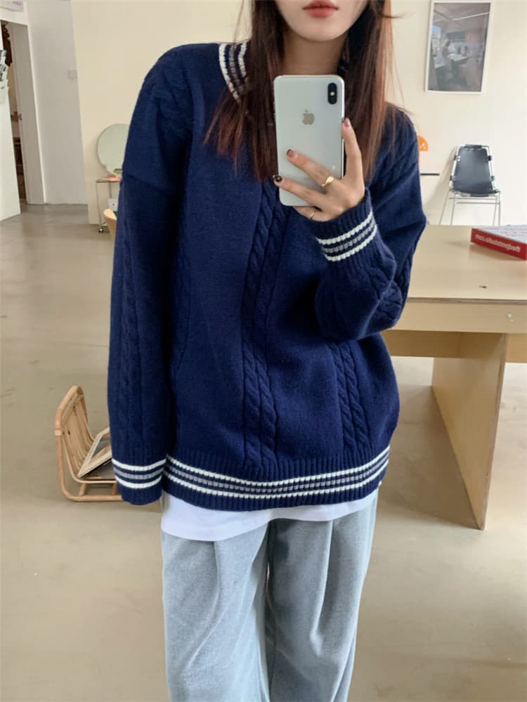 ネイビーコーデ 秋冬ケーブル編みゆったりニットセータートップス